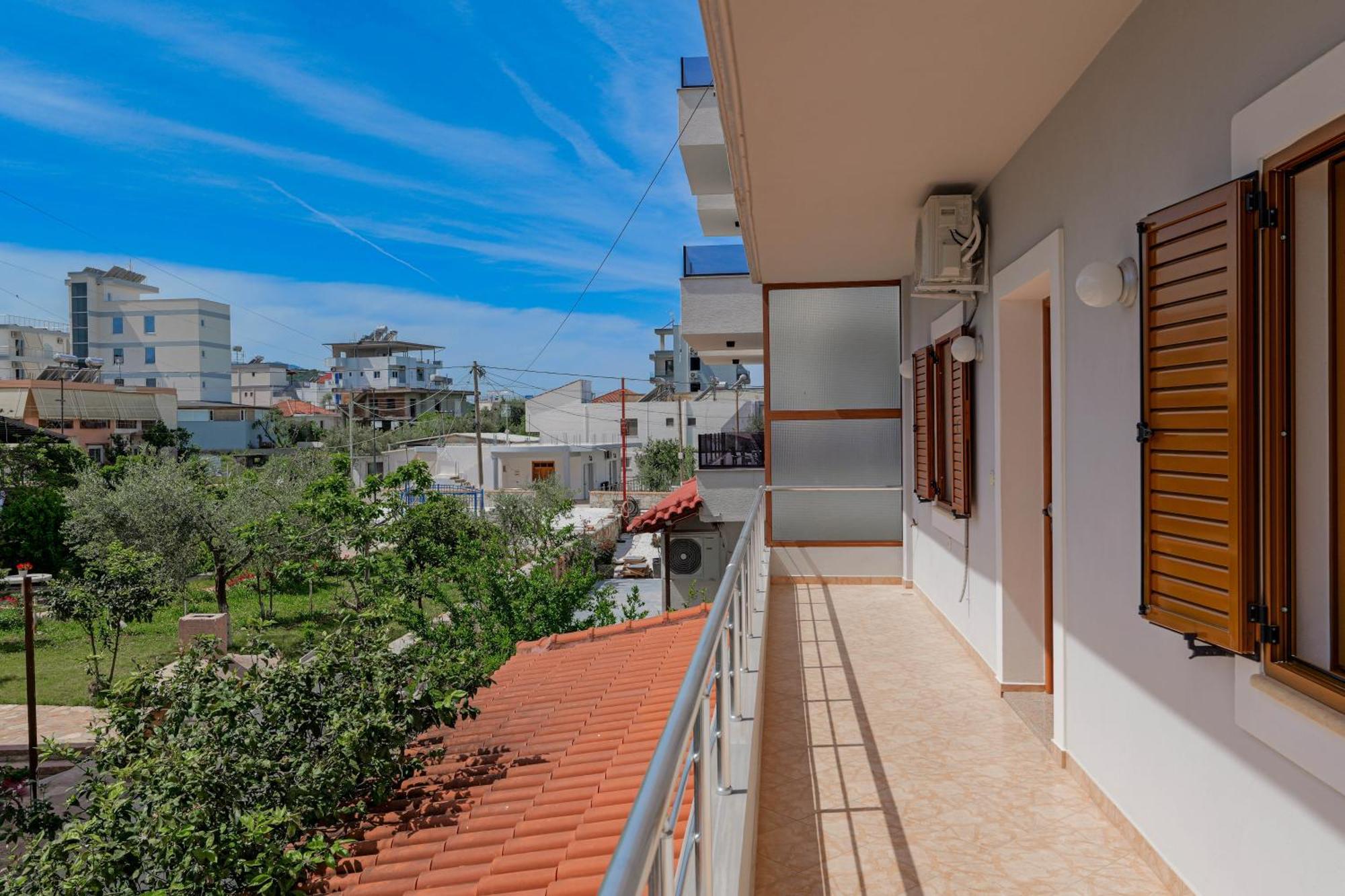 Guesthouse Moonlight Downtown Ксамил Экстерьер фото